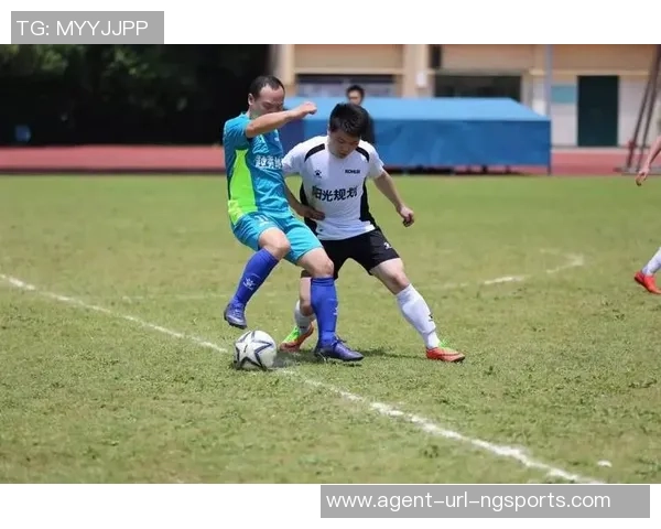 大胸女神与足球场上的激情碰撞引发的热议与关注 大胸女神与足球场上的激情碰撞引发的热议与关注